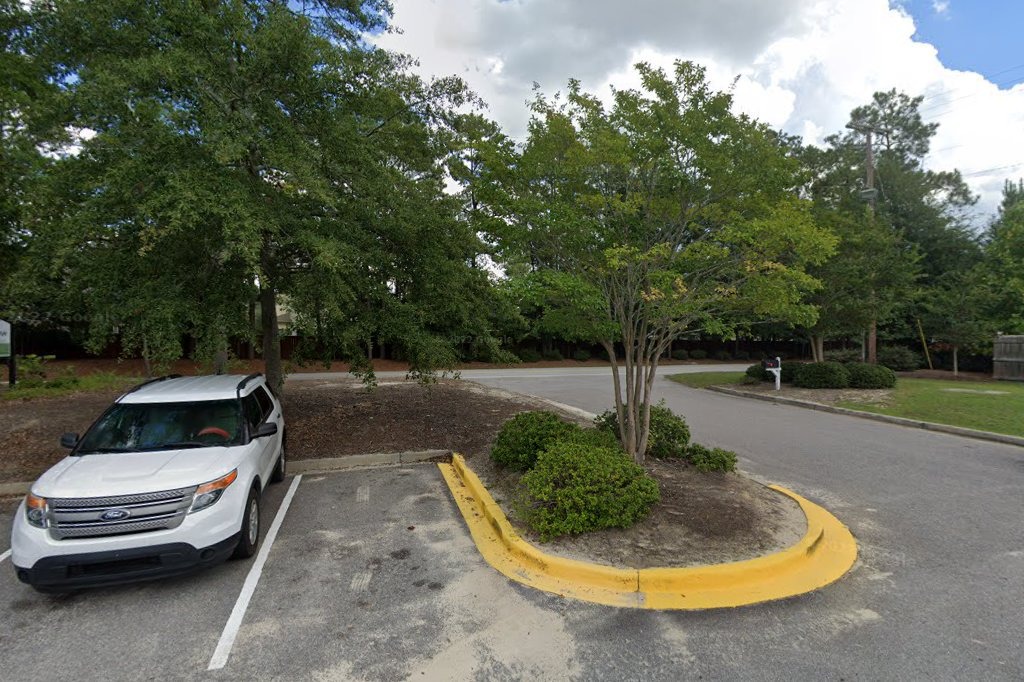Drive leading to the community at Jenni-Lynn Senior Living